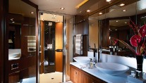 Sunseeker Predator 92 Sport - Owners Stateroom Ensuite